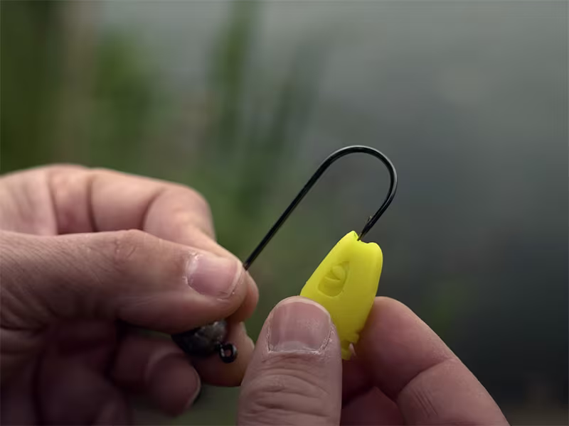 Jig head with a grub keeper Delphin TYRE / 5 pcs