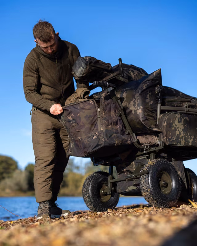 Carp Porter Handle Bar Bag Dark Kamo